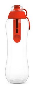 Makowa butelka filtrująca do wody kranowej Dafi zawierająca filtry do butelki Dafi w kolorze czerwonym.