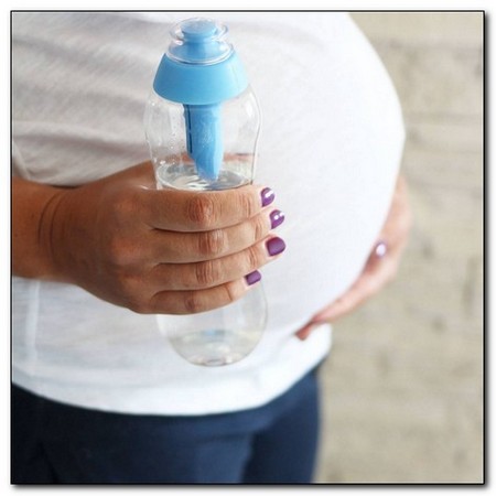 W trakcie ciąży niezwykle ważne jest właściwe nawodnienie organizmu - zapewni Ci to woda z butelki Dafi, którą możesz mieć zawsze przy sobie