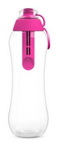 Flamingowa butelka filtrująca do wody kranowej Dafi zawierająca filtry do butelki Dafi w kolorze różowym.