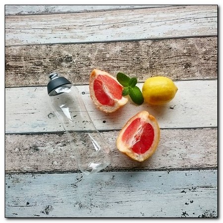 Grejpfruty, cytryny i mięta idealnie nadają się na orzeźwiający dodatek do filtrowanej przez butelkę Dafi wody kranowej 