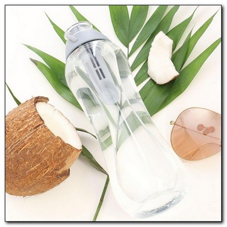 Woda w orzechu kokosowym jest jedną z czystszych wód podobnie jak woda przefiltrowana przez butelkę z filtrem Dafi 