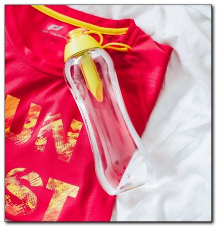 Sportowa koszulka i sportowe butelki filtrujące wodę kranową Dafi to nierozłączna para