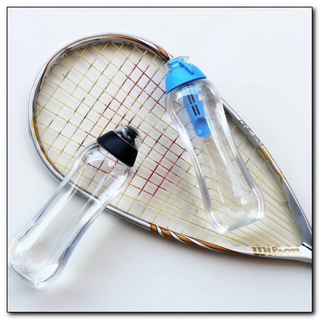 Tenis to sport wysyłkowy, a więc zapotrzebowanie na wodę wzrasta, zadbaj o prawidłowe nawodnienie z butelką Dafi